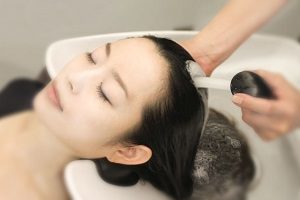 関内の美容室・美容院BOBでシャンプーされている女性