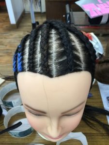 関内の美容室BOBのスタッフの練習用マネキン
