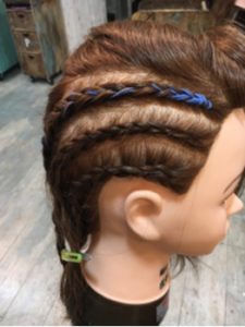 関内の美容室BOBのスタッフの練習用マネキン