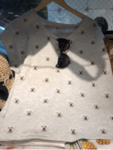サングラスがかかったTシャツ