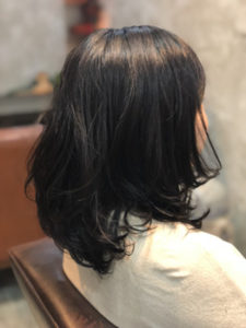 ミディアムヘアの女性の斜め後ろ姿