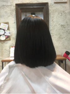 女性の後ろ姿