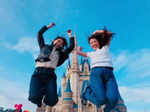 飛び跳ねる二人の女性