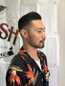 横を向いている男性