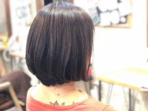 ミディアムヘアの女性の後ろ姿
