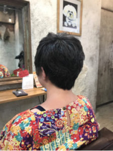 ショートカットの女性の後ろ姿