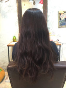 ロングヘアの女性の後ろ姿