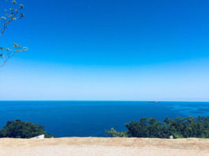 青い空と海