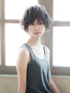 関内の美容院ボブのショートヘアの女性モデル