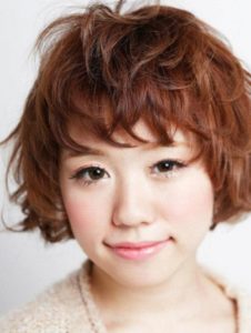 関内の美容院ボブのレイヤースタイルの女性モデル