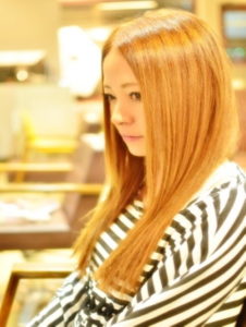 関内の美容院ボブのロングヘアの女性モデル