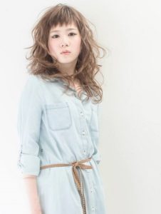 関内の美容院ボブのロングヘアの女性モデル