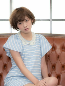 関内の美容院ボブのショートヘアの女性モデル